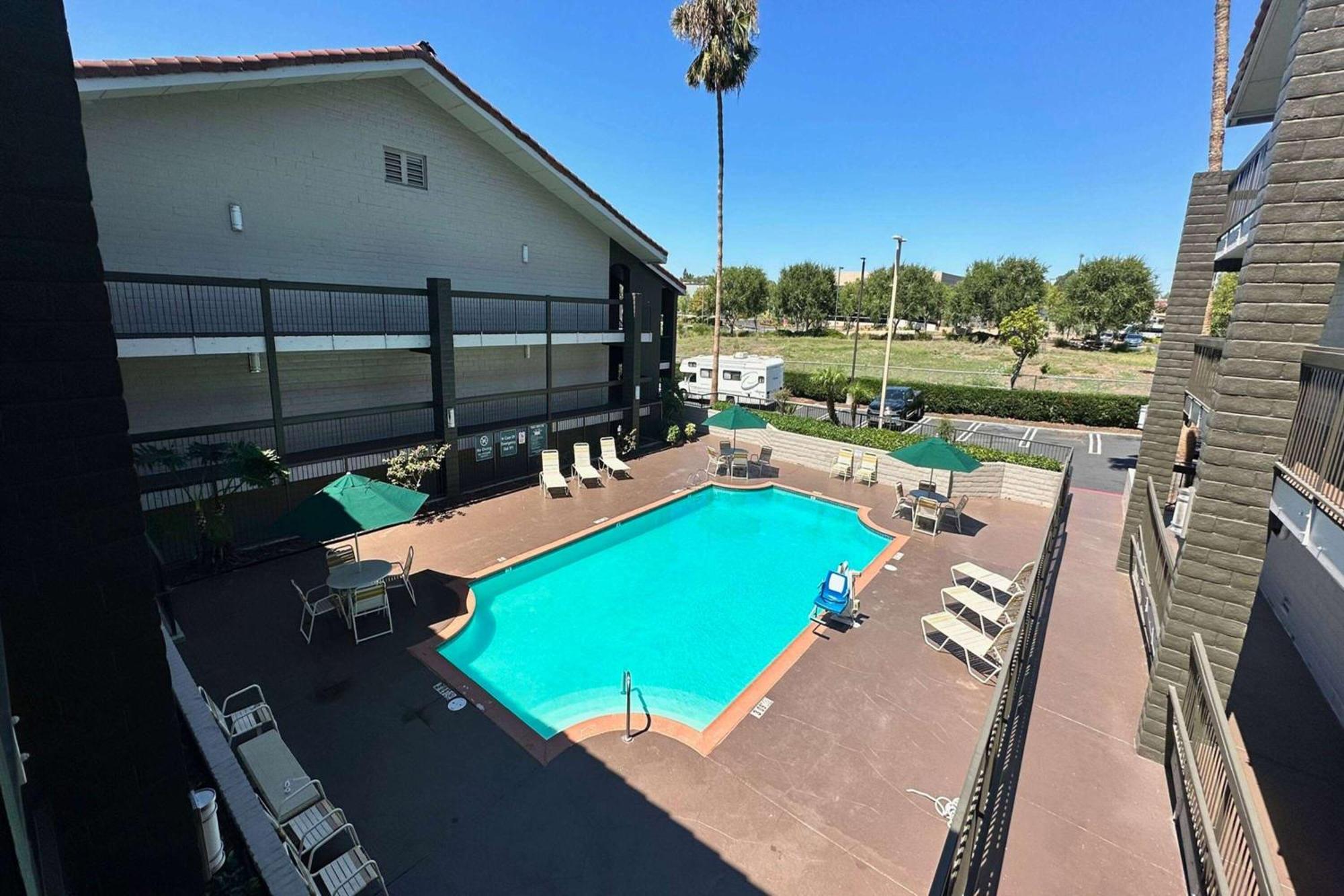 Days Inn By Wyndham San Diego Vista Exterior foto